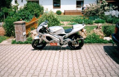 aprilia1.jpg