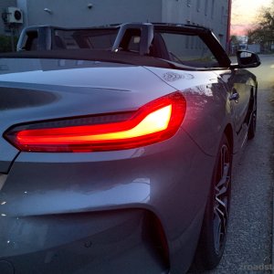 BMW_Z4_G29_M40i_Skyscraper_Heck_Night.jpeg