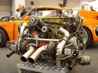 Porsche_935_Bi-Turbo_engine_TCE.jpg