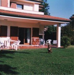 Sally vor dem Haus....jpg