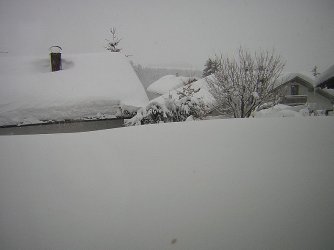Schnee vorm WoZi 10.06.02.jpg