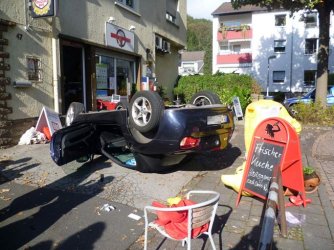spektakulaerer_bmw_z4_unfall_zeppelinstrasse_in_herdecke_20.10.2011_bild_2.jpg