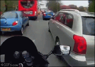 Ein_hoefflicher_Motorradfahrer.gif