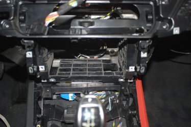 3. Erweiterter Radioschacht eingebaut.JPG