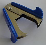 180px-Heftklammernentferner_fcm.jpg