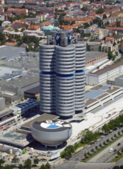 BMW Vierzylinder BMW Headquarter München.jpg