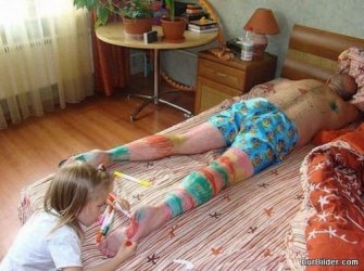 Mit Papa spielen - egal ob er wach ist oder nicht.jpg