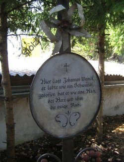 Grabstein lebte wie ein Schweindl.jpg