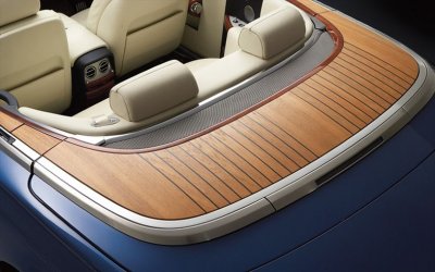 112_0702_06z+2007_rolls_royce_phantom_drophead_coupe+wood_deck.jpg