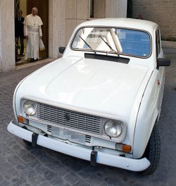 neues-auto-im-papst-fuhrpark-ein-renault-r4-.jpg