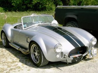 AC_Cobra_in_silber_mit_schwarzen_GT_Streifen_und_Seitenauspuffanlage_am_US-Car-Meeting_Pforzheim.jpg