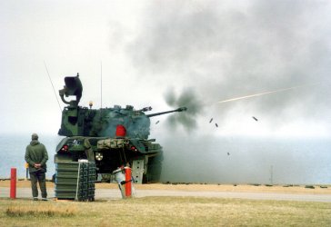 1024px-FLAK-Panzer_Gepard_Übungsschießen_Todendorf_1987.jpg