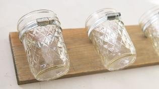 Gläschen an einem Brett.jpg