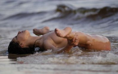 Christine mag die Wellen am Strand....jpg