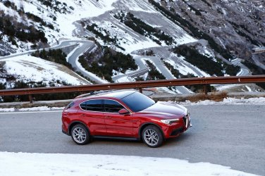 Alfa-Romeo-Stelvio-3.jpg