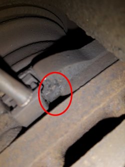 Bremsbelagfühler HR abgebrochen.jpg Bremsbelagfühler HR abgebrochen.jpg