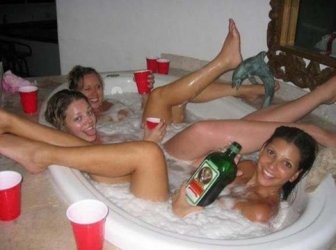 sexy-frauen-in-badewanne.jpg
