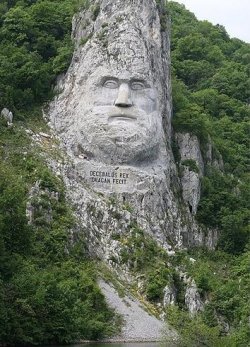 Statuia_lui_Decebal.jpg