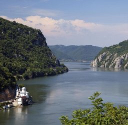 Mraconia-Monastery-and-River-Danube.jpg