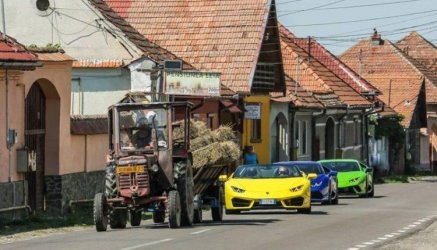 fotografia-virala-de-la-cartisoara-trei-super-lamborghini-stau-la-coada-dupa-un-tractor-37608.jpg