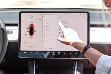 2018-Tesla-Model-3-Dual-Motor-Performance-multimedia-screen-04.jpg