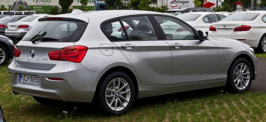 BMW_116i_(F20,_Facelift)_–_Heckansicht,_26._Juli_2015,_Düsseldorf.jpg