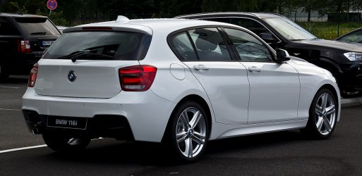 1280px-BMW_116i_M-Sportpaket_(F20)_–_Heckansicht,_24._Juni_2012,_Düsseldorf.jpg