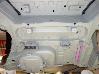 BMW_Z3_Unterboden-HA_02_Basti_Riss_oben_sichtbar.jpg