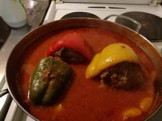 Gefüllte Paprika in Tomatensoße....jpg
