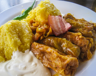 Sarmale-cu-mamaliga-restaurant-Barmi-600x481.png