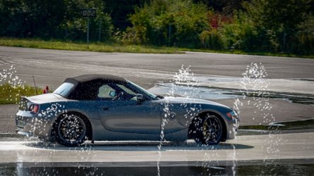 366983