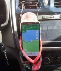 369372