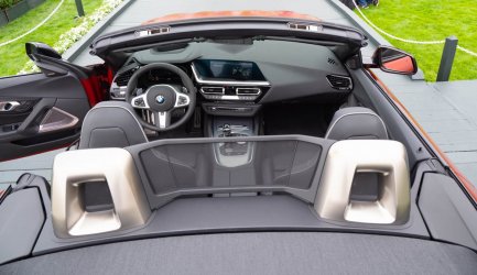 2019-BMW-Z4-G29-Cockpit-Pebble-Beach-09.jpg
