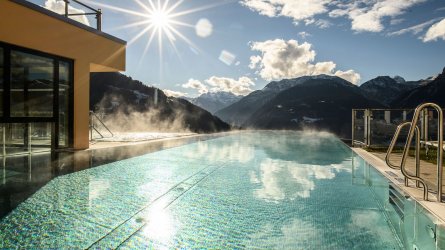 hotel_fernblick_infinity_pool_in_den_bergen.jpg