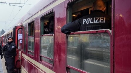 polizeiaktion-am-bahnhof-greven-dort-hatte-die-bundespolizei-den-zug-gestoppt-aus-dem-heraus-d...jpg