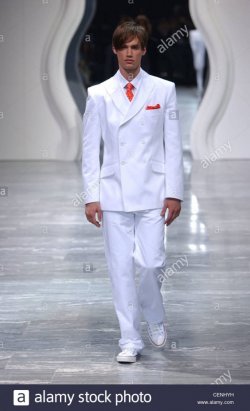 jasper-conran-mailand-menswear-s-s-mannliche-model-tragt-weissen-anzug-und-roter-krawatte-zu-f...jpg