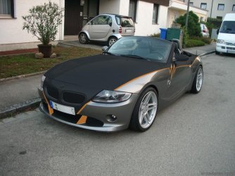 Z4-vorne-rechts-schwarz-orange-sterling.jpg