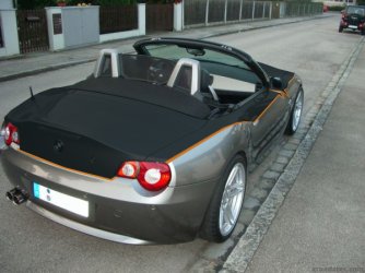 Z4-hinten-rechts-schwarz-orange-sterling.jpg