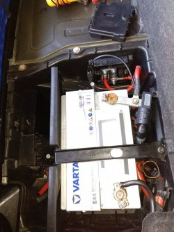 BMW E85 Kofferraum Batterie Verstärker Sicherung.jpg