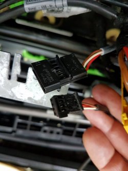 Bild 2 Stecker Sitzbelegungsmatten.jpg
