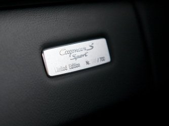 Porsche Cayman Emblem.jpg