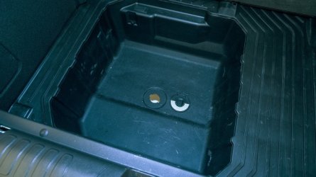 badewanne-im-untergrund-dieser-stauraum-im-kofferraum-des-ford-puma-kann-ausgespuelt-und-dann-...jpg