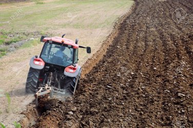 14381683-landwirtschaft-traktor-mit-pflug-pflügen-eines-feldes-boden.jpg