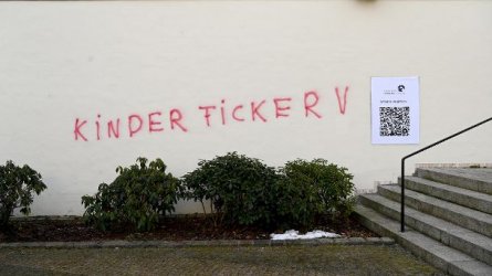der-beleidigende-schriftzug-an-der-hauswand-der-katholische-akademie-bayern-hier-fand-die-pres...jpg