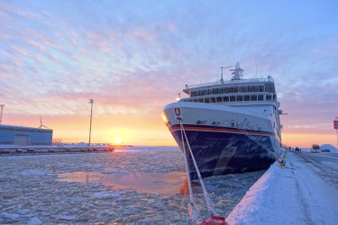Schiff im Sonnenuntergang im vereisten Kemi.JPG