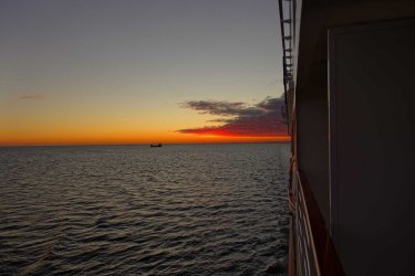 Sonnenuntergang Ausfahrt Kieler Förde.JPG