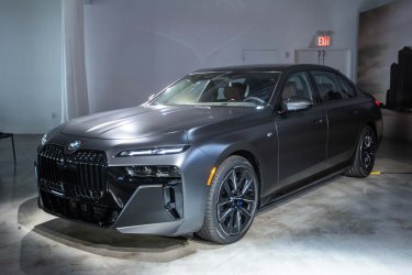 bmw-760i-2023-live-photos-exterior-design-15.jpg