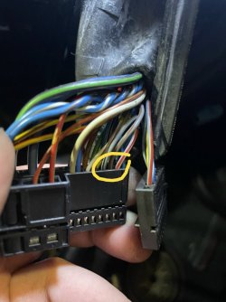 FahrerSeiteTuerStecker.jpg