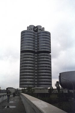 BMW_Hochhaus_(1977).jpg