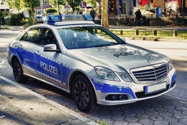 Mercedes_Benz_W_212_Polizei_Hamburg.jpg